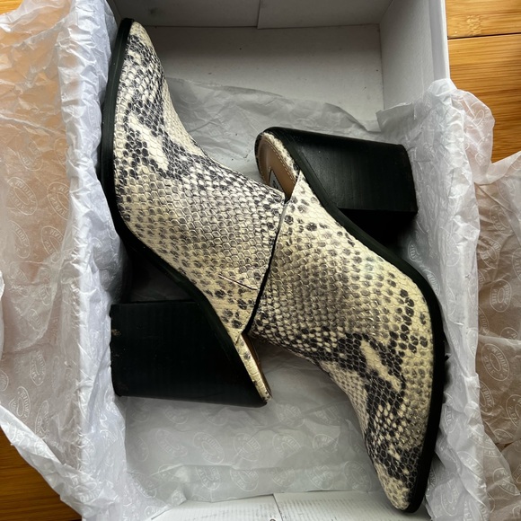 Snake print slip on Mules - Picture 3 of 3